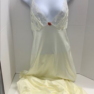 Petra Fashions négligée nightgown size M vintage